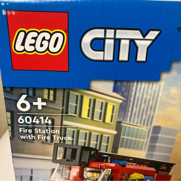 LEGO CITY: Fire Station with Fire Truck (60414) - Picture 4 of 14